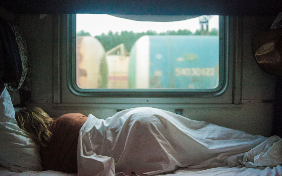 Девушка спит в поезде